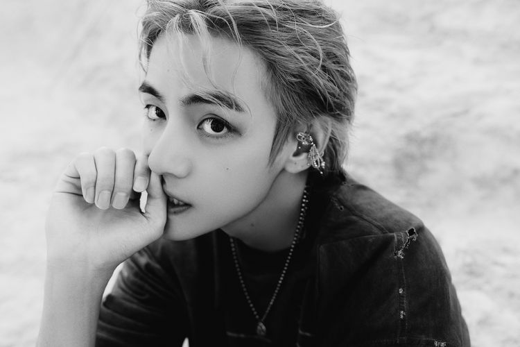 Kim Taehyung atau yang lebih dikenal sebagai V BTS merilis album solo perdana bertajuk Layover, Jumat (8/9/2023).