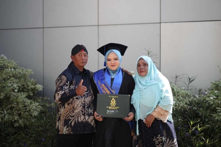 Sempat Dilarang Kuliah, Anak Tukang Becak Ini Lulus Kuliah IPK 3,96