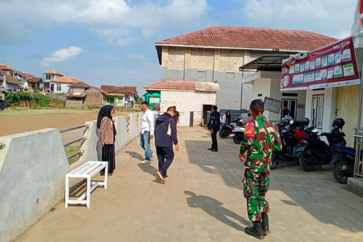 Aparat Desa Sarimukti berhamburan keluar kantor desa saat terjadi gempa susulan, Rabu (18/9/2024) siang sekitar pukul 14.55