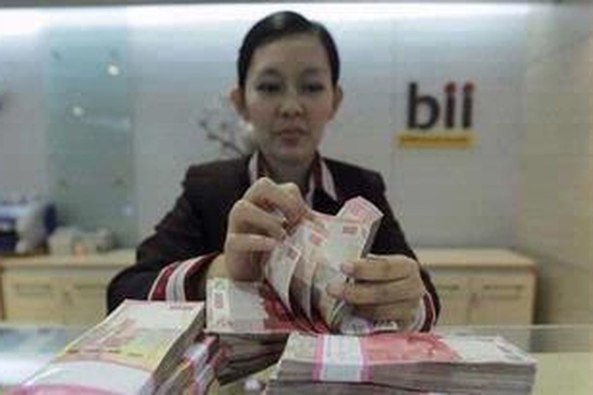 Pegawai bank menghitung dolar AS di BII, Jalan MH Thamrin, Jakarta, Selasa (20/9/2011). 