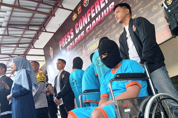 Empat orang anggota geng motor di Kabupaten Cianjur, Jawa Barat diringkus polisi dalam kasus pembacokan dan penyeroyokan, Dua di antaranya ditembak di kaki.