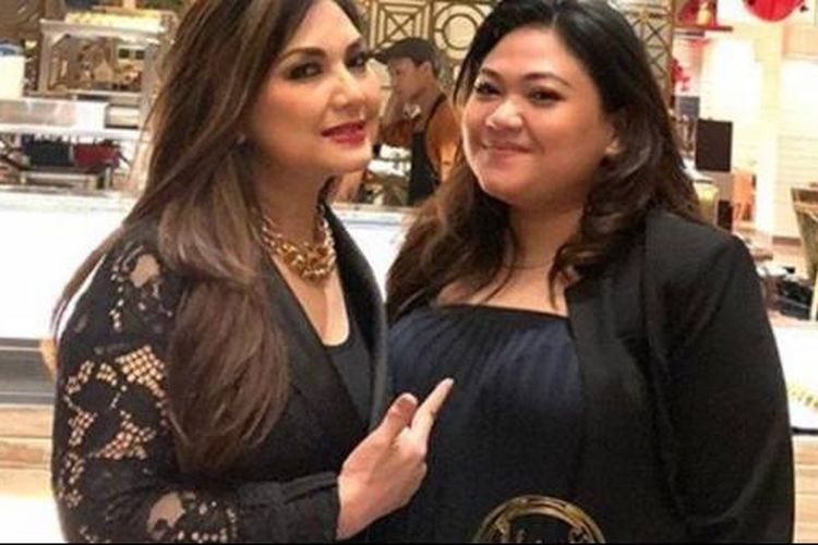 Penyanyi Nia Daniaty dan putrinya Olivia Nathania