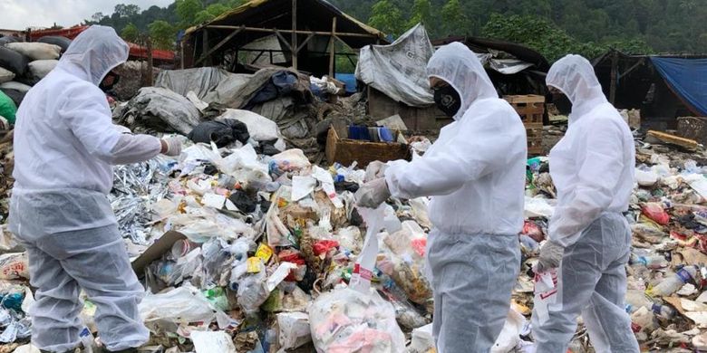 Penyidik Subdit IV Tipiter Direskrimsus Polda Lampung menyelidiki temuan limbah medis di TPA Bakung Bandar Lampung. (FOTO: Dok. Humas Polda Lampung)
