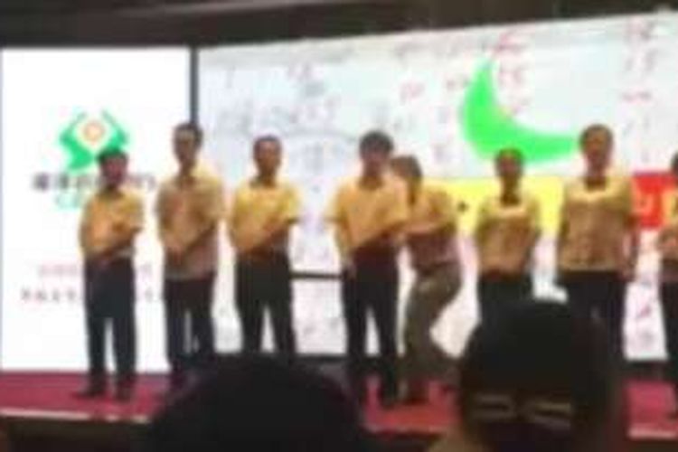 Delapan orang karyawan naik ke atas panggung lalu dipukuli bokongnya, menjadi metode pelatihan karyawan sebuah bank di China. Saat video peristiwa ini menyebar di internet, manajemen bank tersebut kebanjiran kecaman warga.