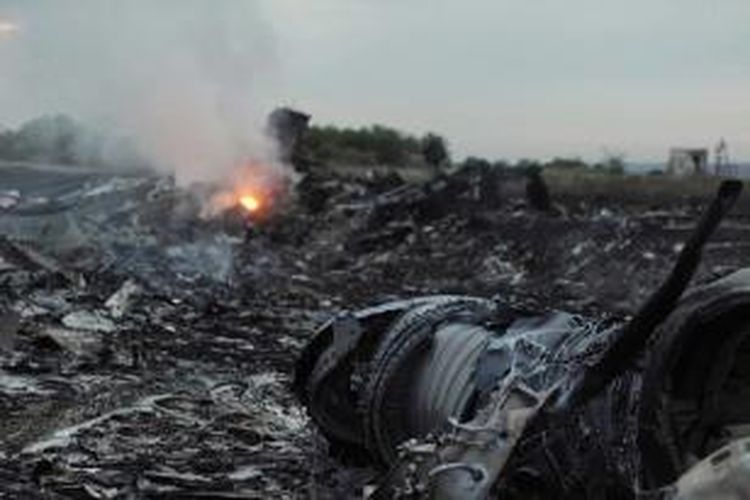Puing pesawat Malaysia Airlines yang membawa 295 orang penumpang dari Amsterdam ke Kuala Lumpur yang jatuh di Kota Shaktarsk, timur Ukraina, Kamis (17/8/2014).