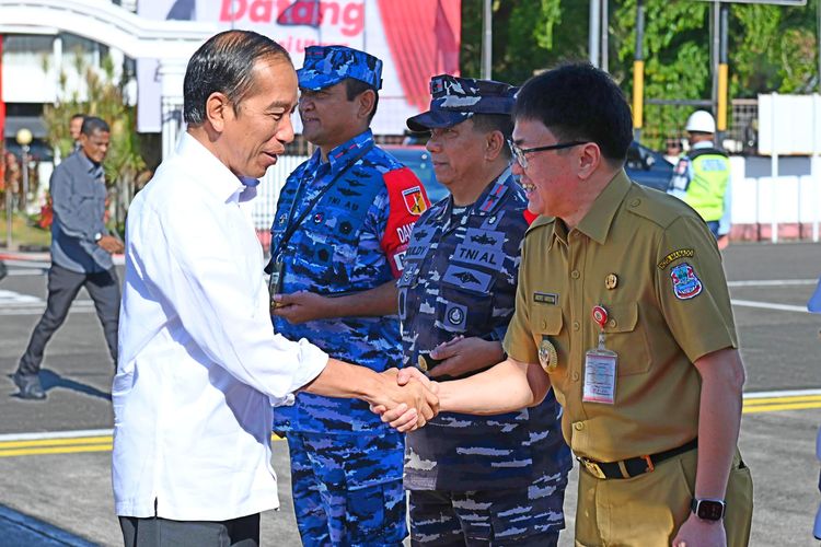 Presiden Joko Widodo memberikan senyum saat berjabat tangan dengan Wali Kota Manado Andrei Angouw sesaat sebelum keberangkatannya ke Kabupaten Bolaang Mongondow, Sulawesi Utara, Jumat (23/2/2024).
