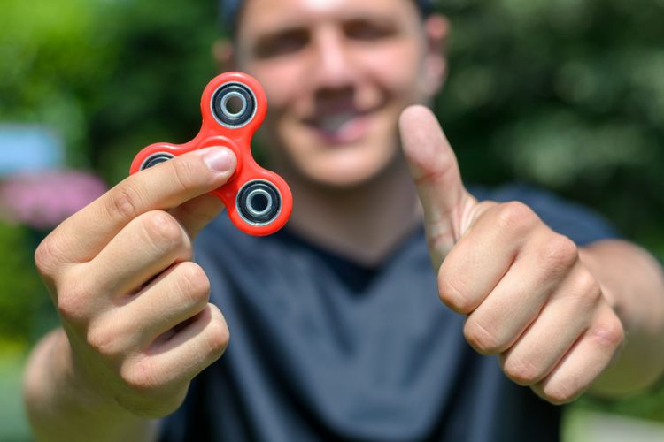 Ilustrasi bermain fidget spinner