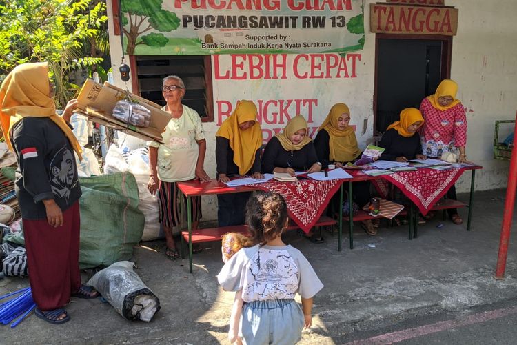 Foto aktivitas penimbangan sampah di Bank Sampah Unit Pucang Cuan, Kelurahan Pucang Sawit, Kecamatan Jebres, Kota Solo.