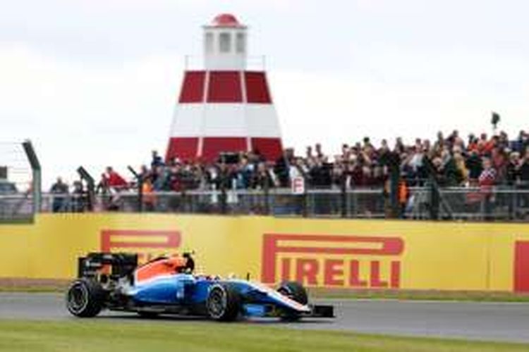 Pebalap Manor Racing asal Indonesia, Rio Haryanto, memacu mobilnya pada sesi latiahn GP Inggris di Sirkuit Silverstone, Jumat (8/7/2016).