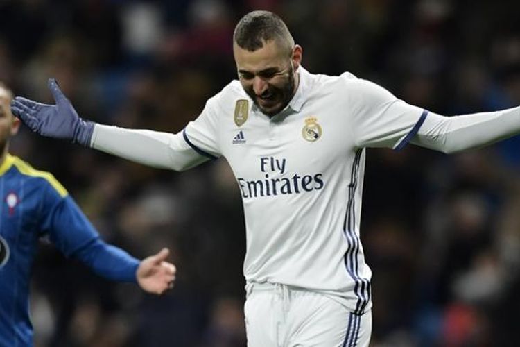 Reaksi striker Real Madrid, Karim Benzema, setelah gagal mencetak gol ke gawang Celta Vigo poada leg pertama babak perempat final Copa del Rey di Stadion Santiago Bernabeu, Madrid, Rabu (18/1/2017).
