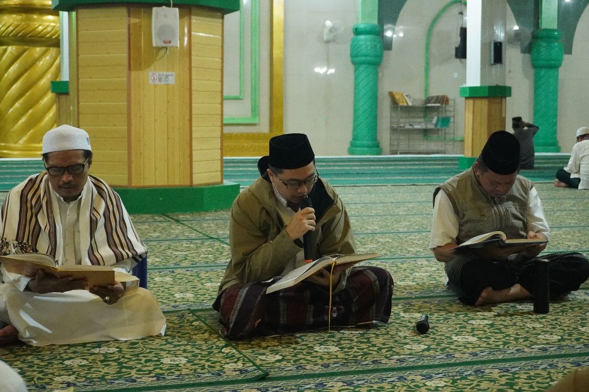 Bupati Hulu Sungai Tengah (HST) Aulia Oktafiandi melaksanakan Qiyamul Lail pada 10 malam akhir Ramadhan di Masjid Agung Riadhusshalihin Barabai, Jumat (14/4/2023).