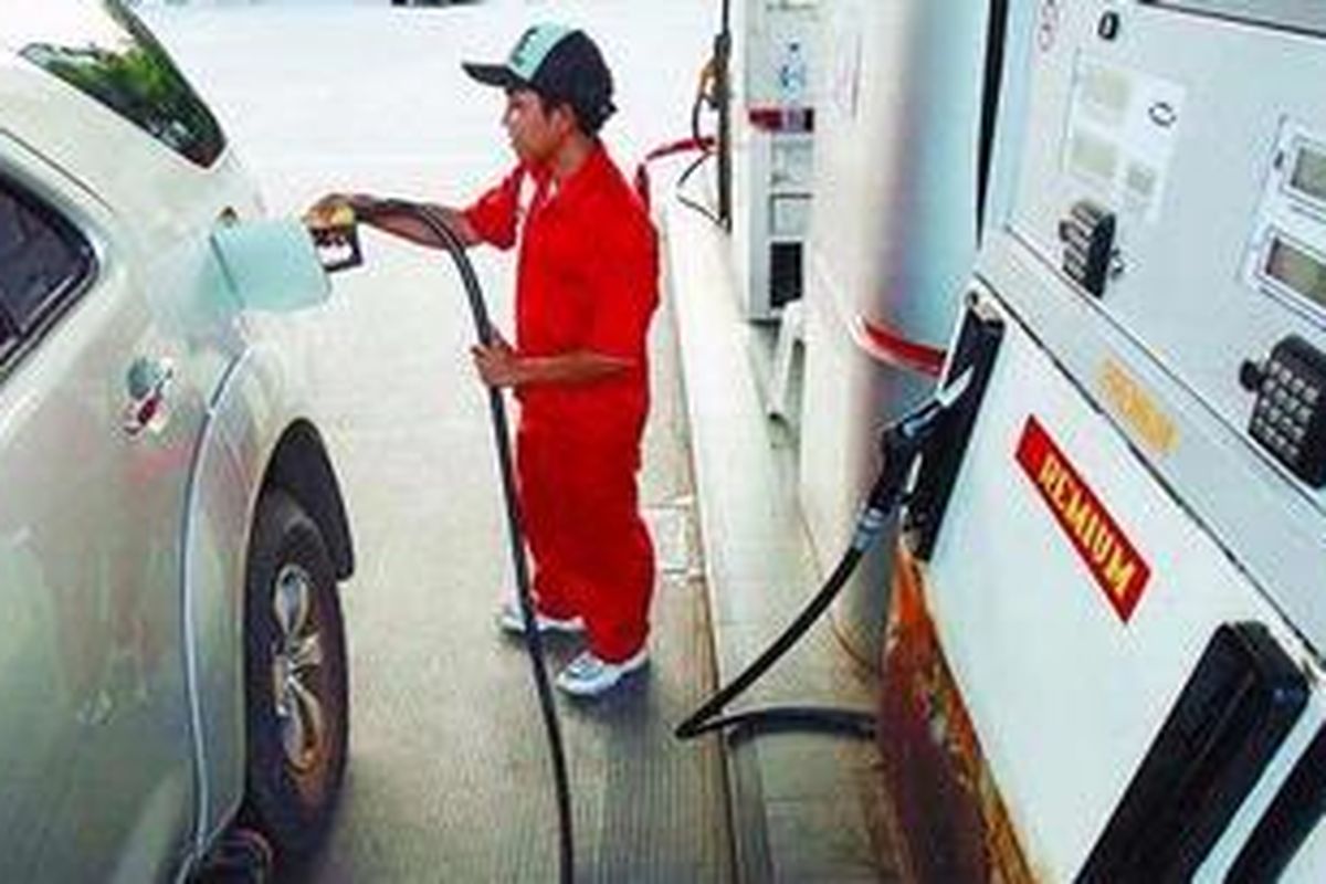 Petugas stasiun pengisian bahan bakar untuk umum (SPBU) Pertamina di Jalan Penjernihan, Jakarta, melayani pengisian premium untuk kendaraan pribadi.