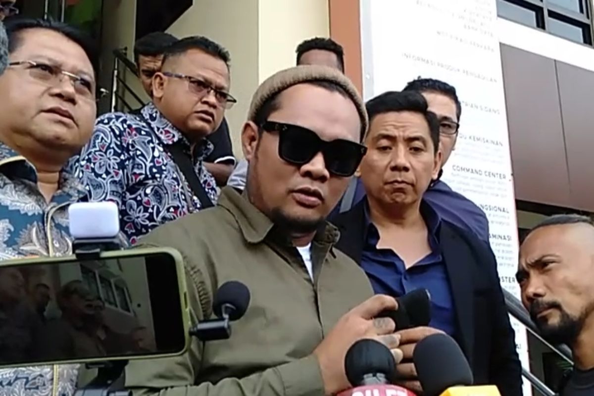 Penyanyi Virgoun memberikan pernyataan usai sidang mediasi perceraiannya dengan Inara Rusli, didampingi tim kuasa hukum di Pengadilan Agama Jakarta Barat, Rabu (7/6/2023).