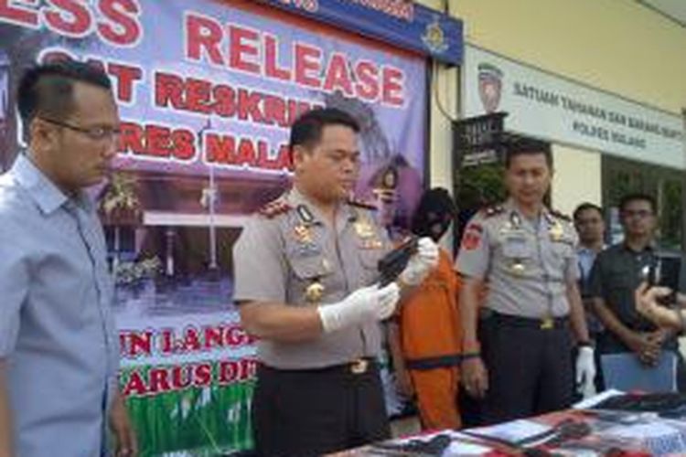 Kapolres Malang AKBP Aris Haryanto (tengah) saat gelar kasus empat rampok minimarket yang ditembak mati. Ke empat pelaku melakukan perampokan di 28 lokasi.Kamis (30/10/2014).