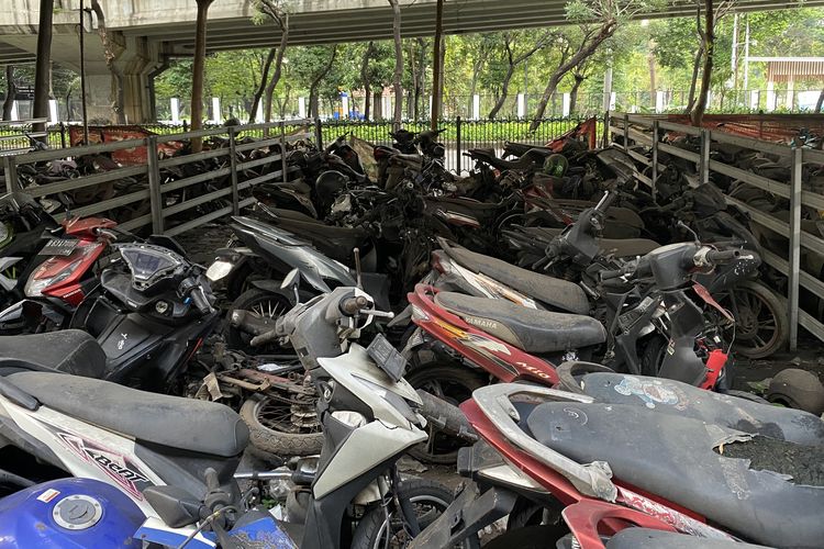 BERITA FOTO: Kuburan Kendaraan di Kolong Flyover Tanjung Barat
