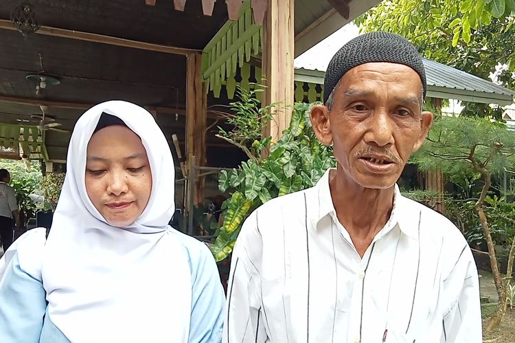 Ayah dan kakak Kalin, Karbini dan Ningsih, saat dijumpai di Kabupaten Karimun, Provinsi Kepulauan Riau, Jumat (24/5/2024).