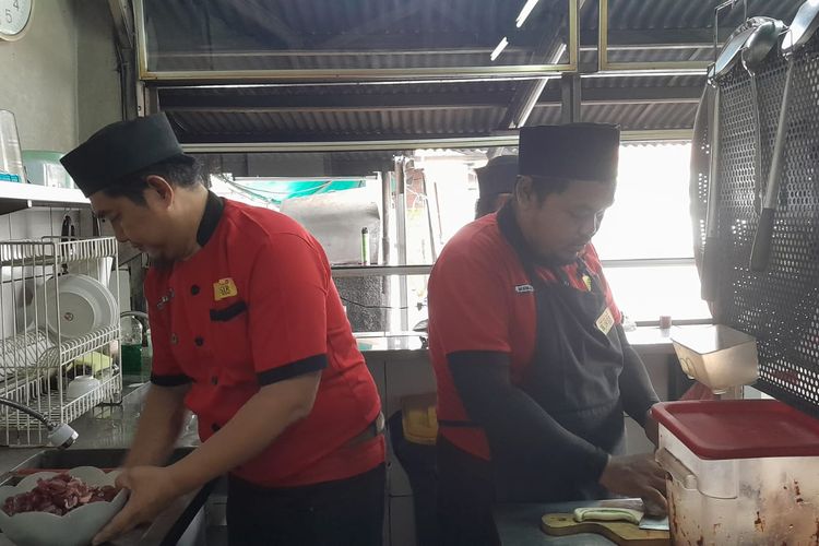 Suasana Dapur Nasi Goreng Kambing Kebon Sirih