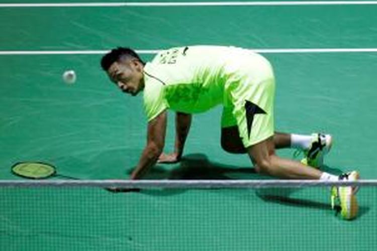 Pebulu tangkis Tiongkok, Lin Dan, berusaha mengembalikan kok ke aras pemain Denmark, Jan O Jorgensen, pada babak kedua Tiongkok Terbuka (China Open) di Fuzhou, Kamis (13/11/2014). Lin Dan menang 19-21, 21-18, 21-15.
