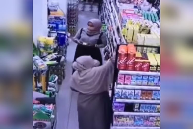 Dua perempuan terekam kamera CCTV mencuri susu bubuk di supermarket kawasan Greenville, Kebon Jeruk, Jakarta Barat pada Rabu (8/2/2023). Polisi kini memburu kedua pelaku. 