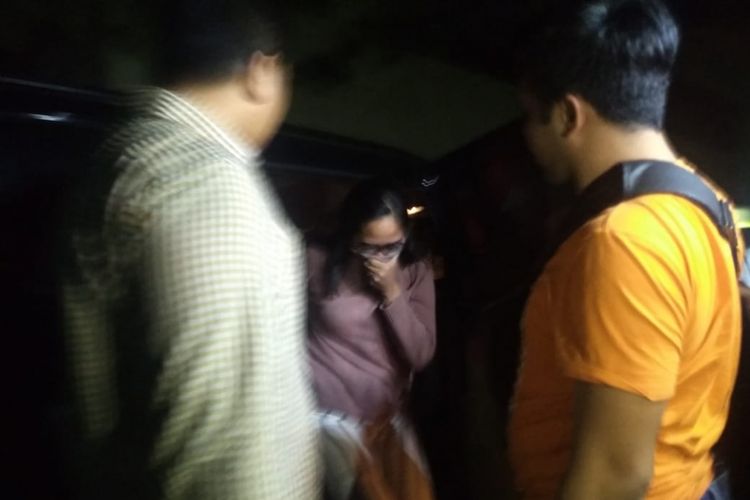Terkait penangkapan artis VA dan model AS di dua hotel di Surabaya dengan dugaan prostitusi online, seorang perempuan diduga mucikari didatangkan dari Jakarta ke Mapolda Jatim, Sabtu (5/1/2019) malam