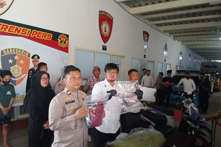 DS (34) Pria yang menghabisi GEJ (51) mengaku terlibat Judi Online dan terjerat hutang du Bank Emok. DS juga berpindah-pindah tempat saat akan diamankan oleh jajaran Satreskrim Polresta Bandung, DS berhasil diamankan disalah satu Kebun Karet di Kota Banjar, Jawa Barat.