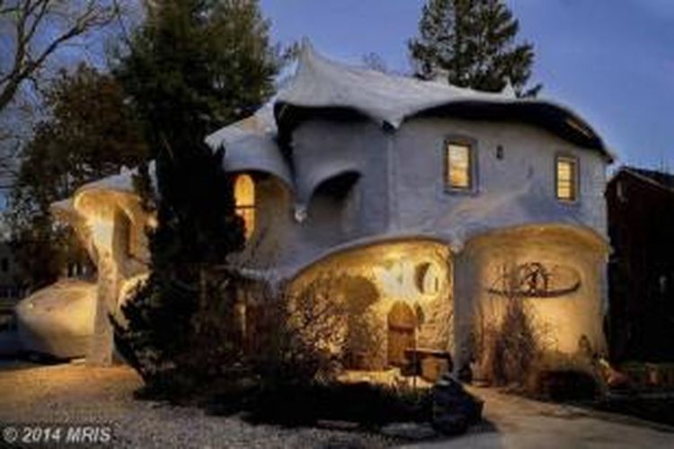 Rumah Hobbit dipatok seharga Rp 14,5 Miliar.