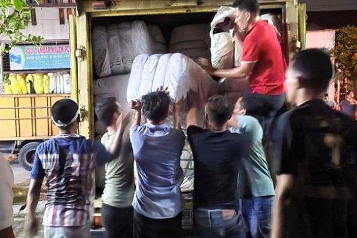 Proses penggerebekan gudang diduga menyimpan pakaian bekas impor di Perumnas Simalingkar, Kecamatan Medan Tuntungan, Rabu (29/3/2023) malam. 