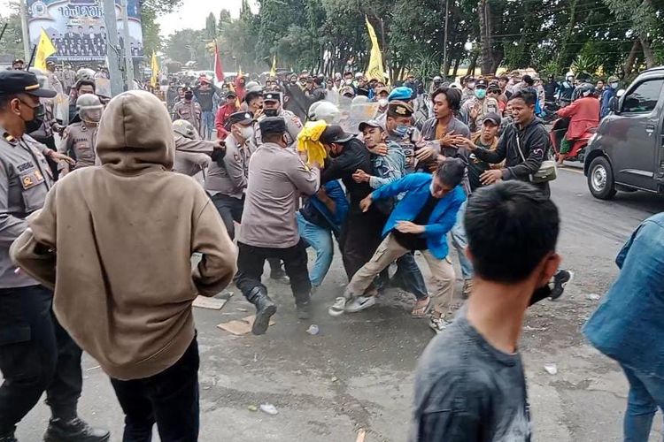Kericuhan demonstrasi di depan kantor DPRD Kabupaten Probolinggo.