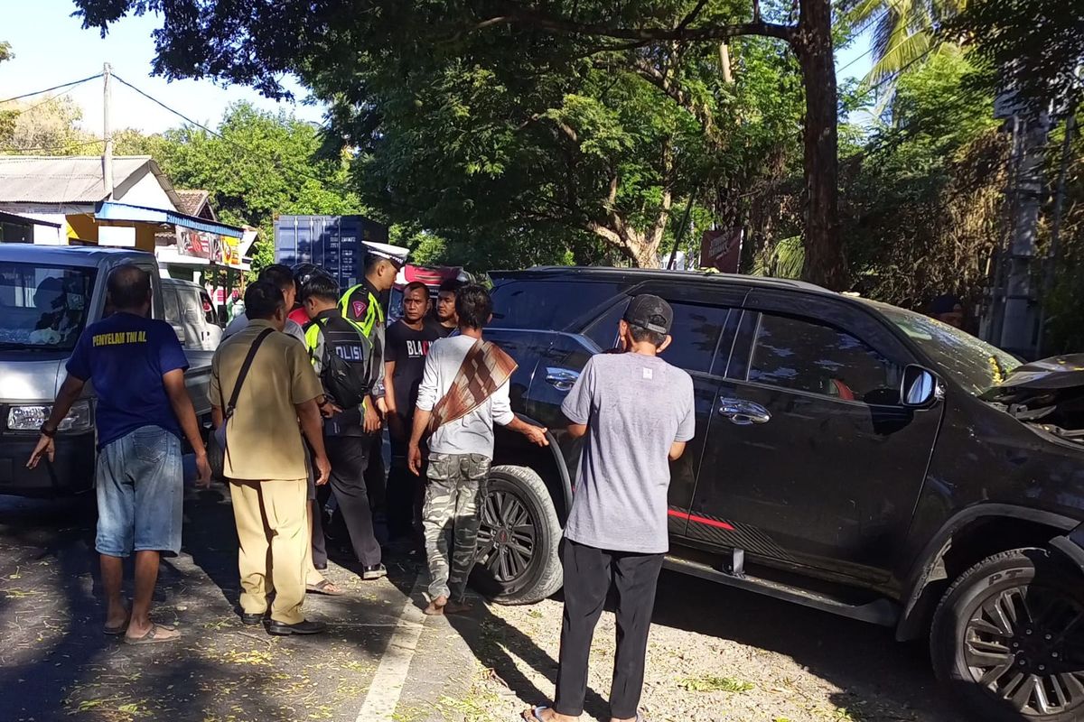 Foto: Mobil Fortuner yang dikendarai bocah 15 tahun mengalami kecelakaam akibat mengantuk di Jalan Pantura Situbondo Jawa Timur pada Senin (15/7/2024).