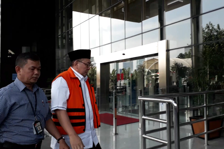 Gubernur Bengkulu Ridwan Mukti saat tiba di gedung KPK, Kuningan, Jakarta. Rabu (16/8/2017)