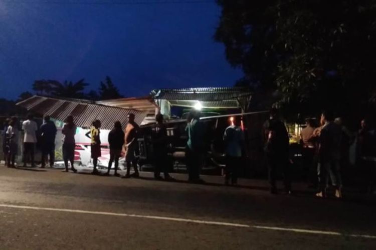 Sebuah kios milik warga di Desa Tawiri, Kecamatan Teluk AMbon rusak parah setelah diseruduk mobil box Selasa pagi (29/1/2019). Kecelakaan itu juga menyebabkan tiga warga terluka