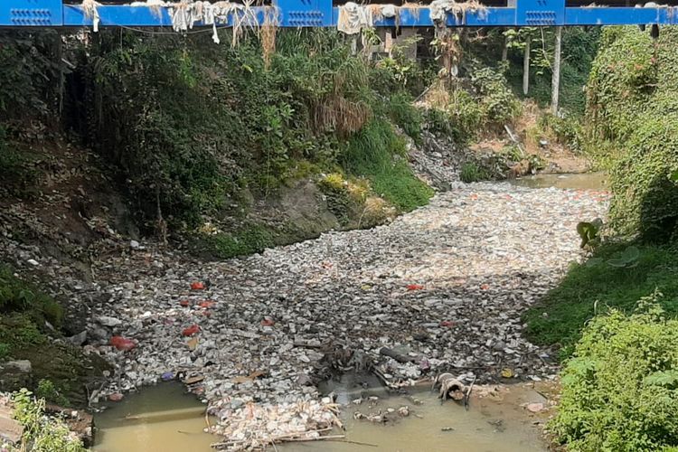 Tumpukan sampah memenuhi Sungai Cibanten, tepatnya di bawah jembatan Kidemang, Kelurahan Unyur, Kecamatan Serang, Kota Serang, Banten. Tumpukan sampah dikeluhkan warga karena mulai mengeluarkan bau tidak sedap.