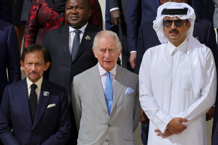 (Dari kiri ke kanan) Sultan Brunei Hassanal Bolkiah, Raja Inggris Charles III (tengah) dan Emir Qatar Sheikh Tamim bin Hamad Al-Thani berpose dengan para pemimpin dunia dan delegasi lainnya yang berpartisipasi dalam foto bersama saat KTT iklim PBB COP28 di Dubai pada tanggal 1 Desember 2023. Para pemimpin dunia menjadi pusat perhatian dalam pembicaraan iklim PBB di Dubai pada 1 Desember, di bawah tekanan untuk meningkatkan upaya membatasi pemanasan global karena konflik Israel-Hamas membayangi pertemuan tersebut. (
