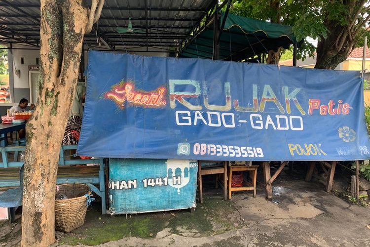ULEK SAUS—Mbak Pur, pemilik warung Rujak Petis Pojok sementara mengulek saus yang terbuat aneka rempah sebelum dituangkan di Rujak Petis Madiun