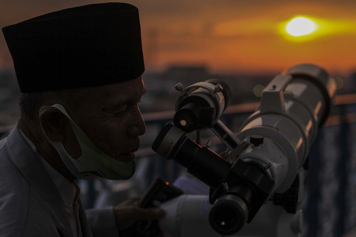 Petugas dari Kantor Wilayah Kementerian Agama (Kemenag) Sumatera Selatan memantau hilal di gedung lantai 7 Universitas Islam Negeri (UIN) Palembang, Senin (12/4/2021). Dari pantauan tersebut, petugas tak dapat terlihat lantaran tertutup awan, sehingga keputusan di mulainya Ramadhan 1442 Hijriah akan dilakukan oleh Kementerian Agama.