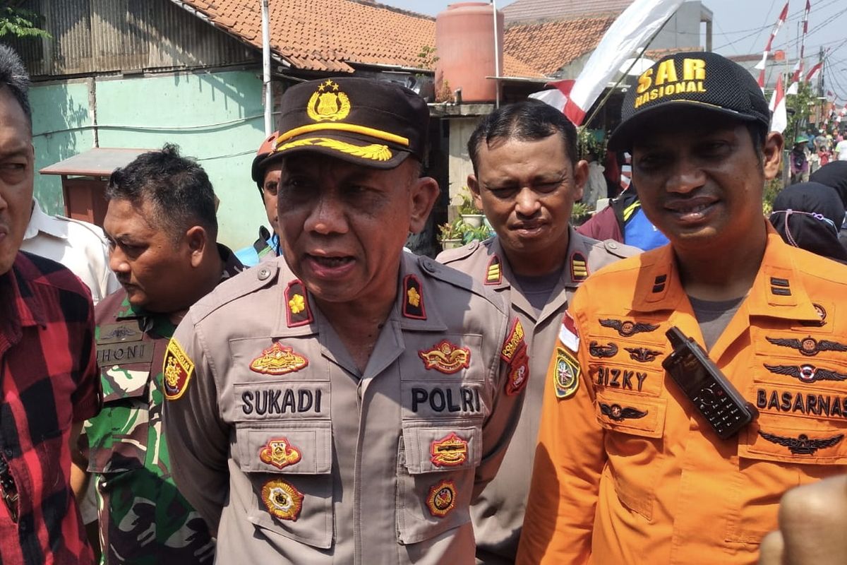 Kapolsek Bekasi Timur Kompol Sukadi menjelaskan soal kejadian seorang pria tanpa identitas yang nekat melompat ke Kali Bekasi, di Kelurahan Sepanjang Jaya, Kecamatan Rawalumbu, Kota Bekasi, Senin (31/7/2023). 
