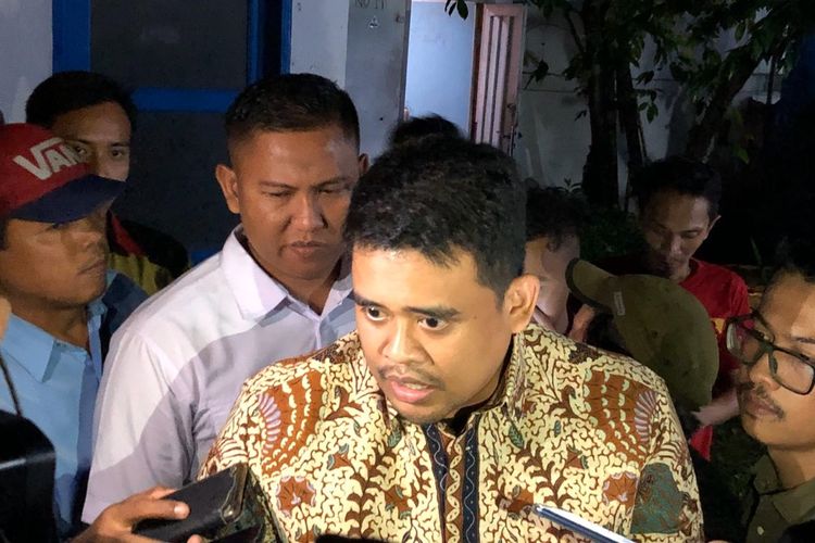 Menantu Presiden Jokowi, Bobby Afif Nasution membantah bahwa dirinya tengah membangun politik dinasti, dengan maju pada Pilkada Medan 2020. Hal itu disampaikan Bobby di sela-sela nobar di warkop jurnalis Medan, Selasa (10/12/2019) malam.