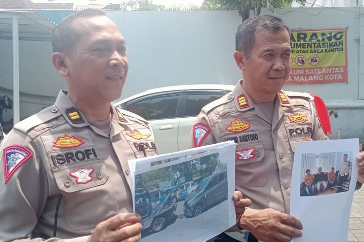 Wakasatlantas Polresta Malang Kota, AKP Luhur Santoso dan Kanit Gakkum Satlantas Polresta Malang Kota Iptu Isrofi menunjukkan dokumentasi foto-foto kejadian mobil diamuk massa.