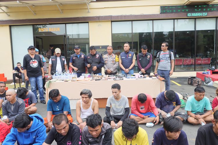 Polisi tangkap 26 orang saat gerebek Kampung Bahari, Jakarta Utara. 