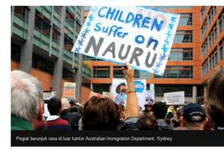 Pegiat berunjuk rasa di luar kantor Australian Immigration Department, Sydney. 