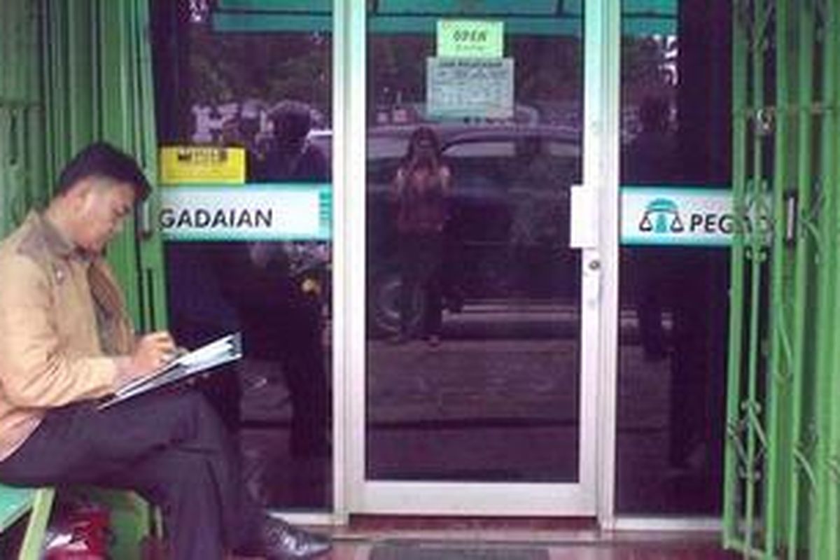 Komplotan perampok bersenjata api menggasak sebuah kantor Pegadaian di Jalan Raya Lenteng Agung, Jakarta Selatan pada Kamis (8/3/2012) siang. Untuk sementara ini, operasional kantor dihentikan. 