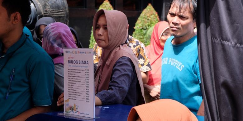 Melalui Bulog Siaga, Perum Bulog menggelontorkan beras SPHP dan komoditi pangan murah di lokasi-lokasi yang dekat dengan masyarakat. 
