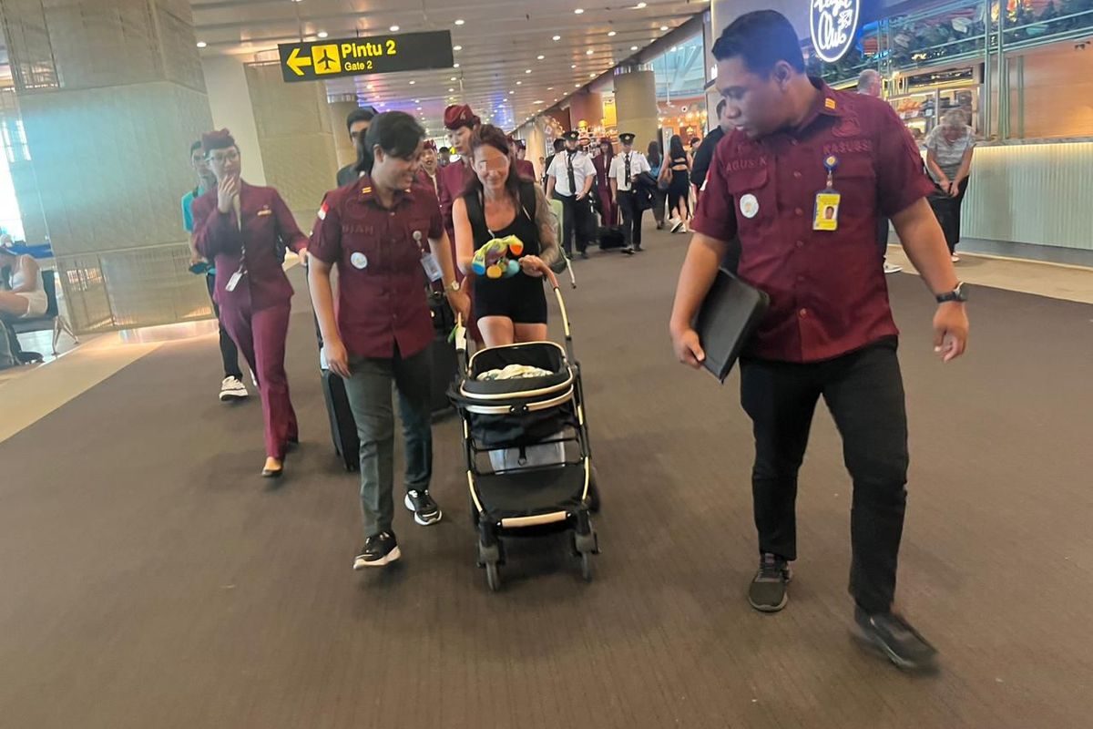 MMMV (29), bersama bayinya berusia 3 bulan saat dideportasi melalui Bandara I Gusti Ngurah Rai, Bali, pada Rabu (16/10/2024). /Dok. Humas Kemenkumham Bali