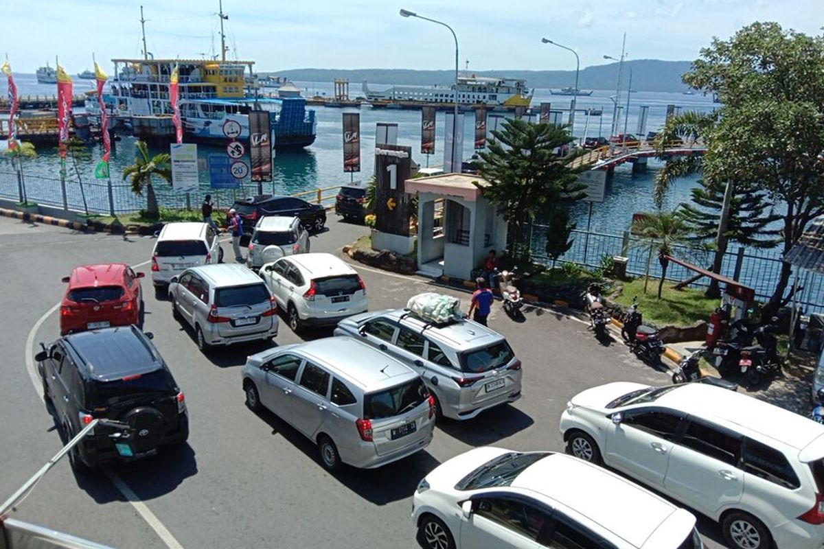 Mobil pribadi saat antre di darmaga Pelabuhan ASDP Ketapang Banyuwangi 
