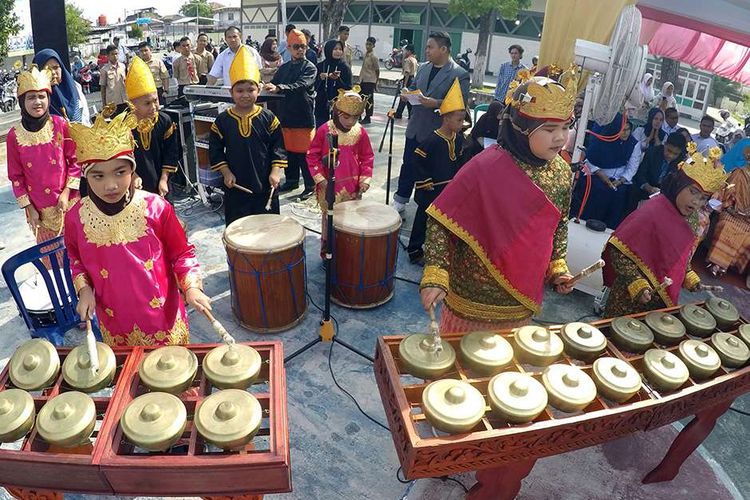 Foto dirilis Jumat (17/4/2020), memperlihatkan sejumlah murid SD memainkan talempong sebagai ekstrakurikuler di sekolah mereka di Padang, Sumatera Barat. Sejumlah bengkel usaha pembuatan talempong di Desa Nagari, Sungai Puar, masih bertahan di tengah perkembangan gaya hidup modern.