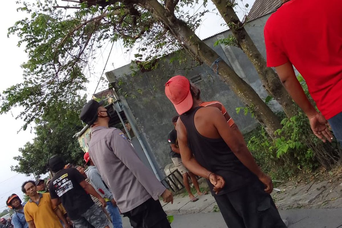 Penemuan mayat di atas pohon kersen di Dusun Pranggang Timur, Desa Pranggang, Kecamatan Plosoklaten, Kabupaten Kediri, Jawa Timur, Selasa (19/7/2022).