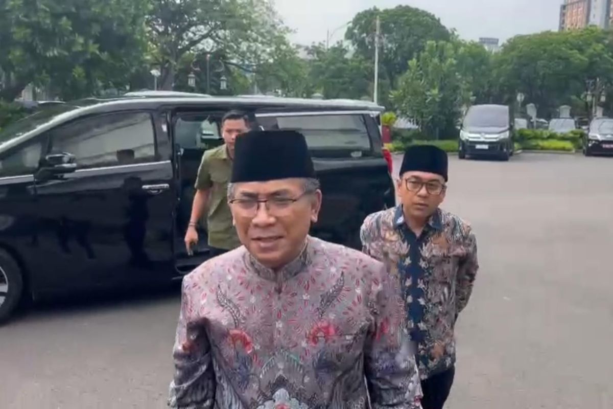 Ketum PBNU Yahya Cholil Staquf (Gus Yahya) saat ditemui di Istana, Jakarta, Selasa (24/6/2025). 