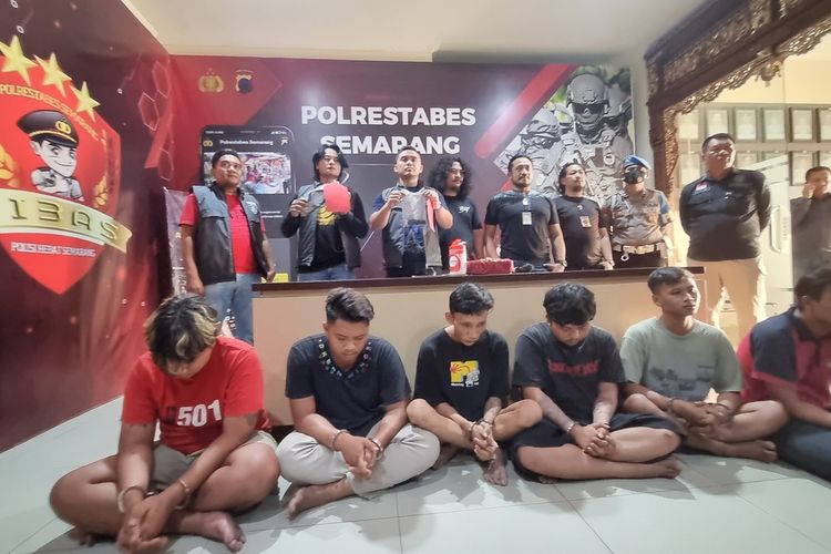 Enam tersangka penyeroyokan anak di Semarang ditangkap di Polrestabes Semarang, Jumat (15/9/2023).