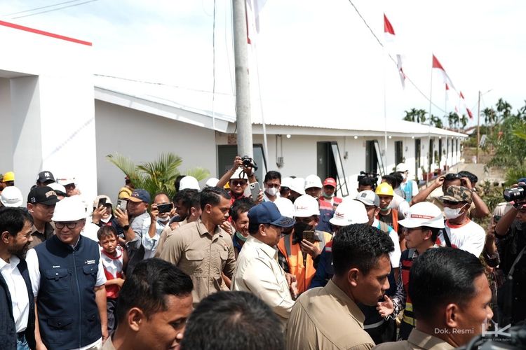 Presiden Prabowo Subianto saat meninjau progres huntara di Aceh Tamiang, Aceh, Kamis (1/1/2026).