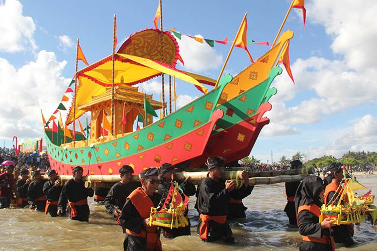 Pemuda suku Tidung mengarak Padaw Tuju Dulung.